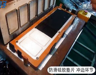 博皓帶你親身體驗(yàn)電動沖床機(jī)給硅膠按鍵沖邊過程